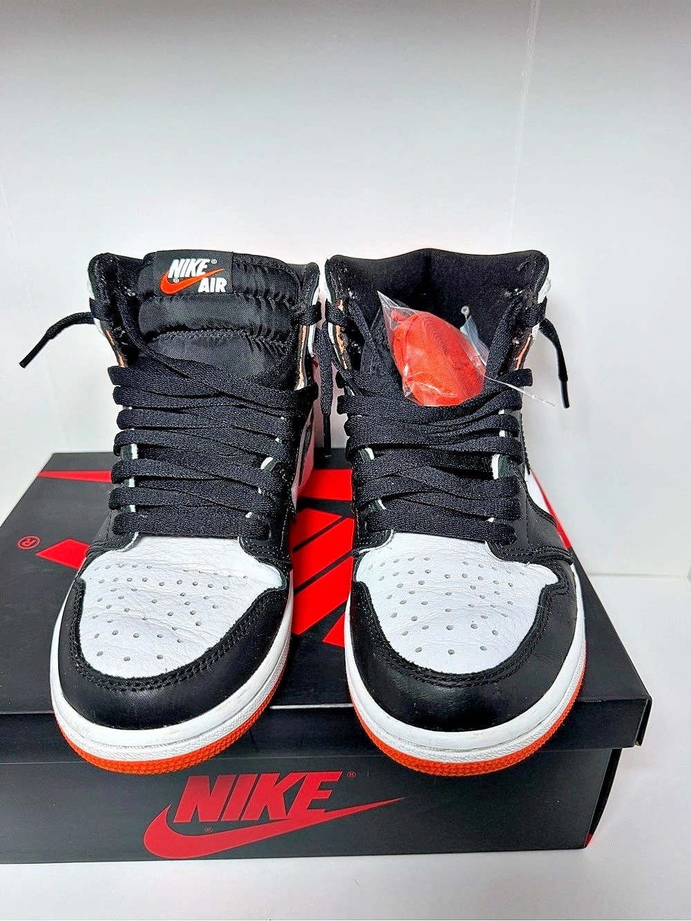 Nike Air Jordan 1 Retro High OG High Top Sneakers White & Black US 6 NWT